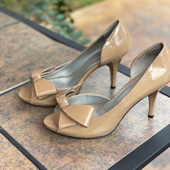 Anne Klein Shoes - ANNE KLEIN TAUPE PEEP TOE PUMPS / HEELS - 8.5